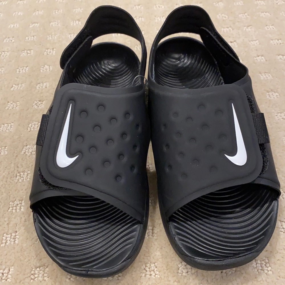 Boys Nike size 2Y Adjustable Sandals